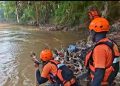 TIM SAR melakukan pencarian anak 5 tahun yang terseret arus sungai Cisimeut Lebak. Dok. (Basarnas)