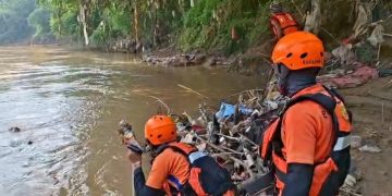 TIM SAR melakukan pencarian anak 5 tahun yang terseret arus sungai Cisimeut Lebak. Dok. (Basarnas)