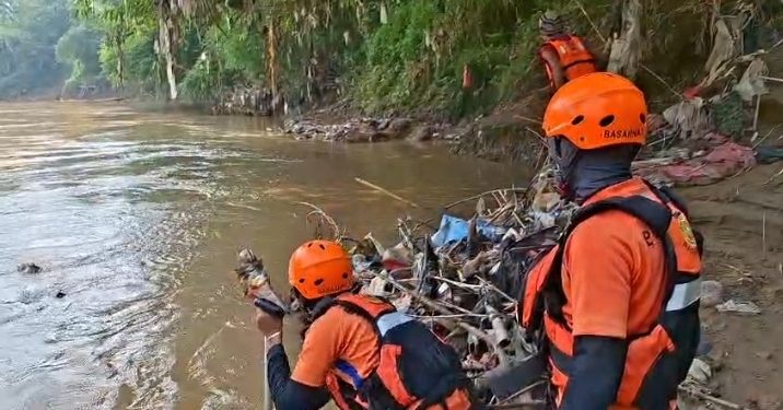 TIM SAR melakukan pencarian anak 5 tahun yang terseret arus sungai Cisimeut Lebak. Dok. (Basarnas)