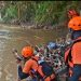 TIM SAR melakukan pencarian anak 5 tahun yang terseret arus sungai Cisimeut Lebak. Dok. (Basarnas)