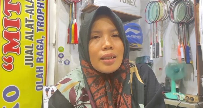Pemilik toko Mitra Sport, Iis, yang berlokasi di Ciruas Kabupaten Serang. Dok. (Nurlan)