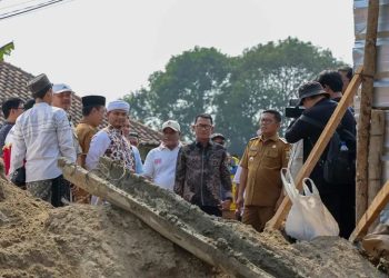 Ketua Fraksi Gerindra Kabupaten Serang Ahmad Muhibbin Dampingi Gubernur Banten Andra Soni Tinjau Progres Pembangunan Jembatan di Carenang. Dok. (Ist)