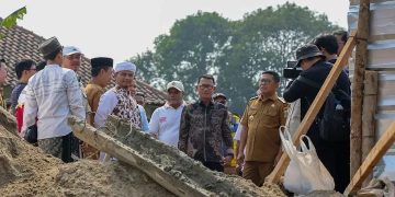 Ketua Fraksi Gerindra Kabupaten Serang Ahmad Muhibbin Dampingi Gubernur Banten Andra Soni Tinjau Progres Pembangunan Jembatan di Carenang. Dok. (Ist)