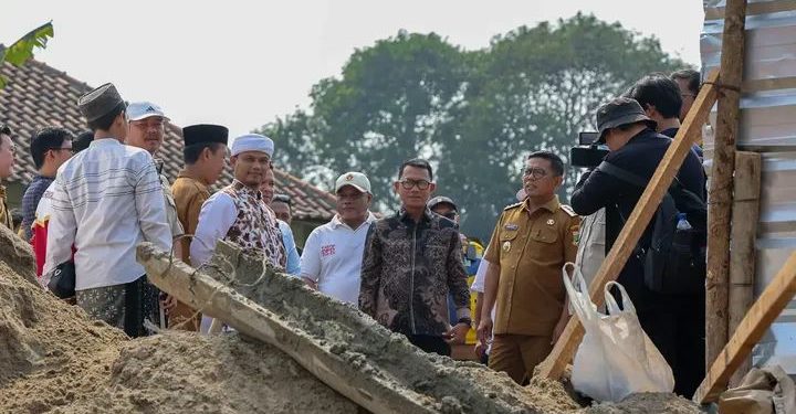 Ketua Fraksi Gerindra Kabupaten Serang Ahmad Muhibbin Dampingi Gubernur Banten Andra Soni Tinjau Progres Pembangunan Jembatan di Carenang. Dok. (Ist)