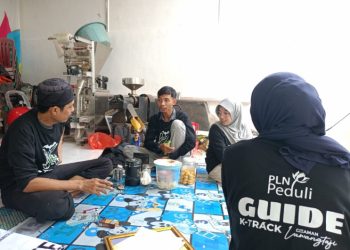 Tim PLN Peduli bersama Kelompok Petani Kopi Citaman Lawangtaji berdiskusi mengenai pengembangan K-TRACK. Dok. (Ist)