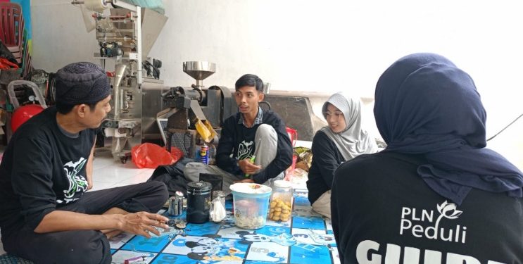 Tim PLN Peduli bersama Kelompok Petani Kopi Citaman Lawangtaji berdiskusi mengenai pengembangan K-TRACK. Dok. (Ist)