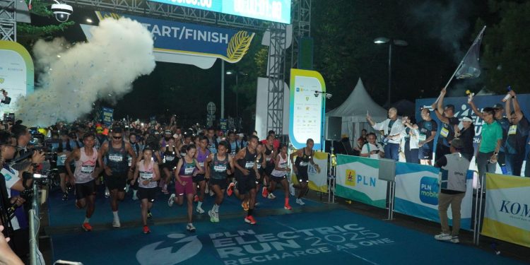 Para peserta memadati garis start saat flag off PLN Electric Run 2025 di kawasan Indonesia Convention Exhibition (ICE) Bumi Serpong Damai, Tangerang tahun 2025. Dok. (Ist)