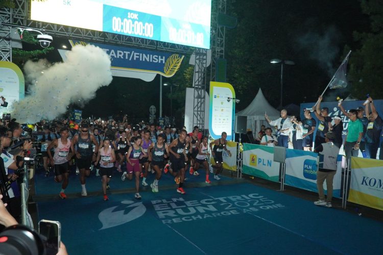 Para peserta memadati garis start saat flag off PLN Electric Run 2025 di kawasan Indonesia Convention Exhibition (ICE) Bumi Serpong Damai, Tangerang tahun 2025. Dok. (Ist)