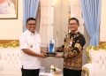 Gubernur Banten, Andra Soni (kiri), menerima cenderamata berupa miniatur infrastruktur kelistrikan dari General Manager PLN Unit Induk Distribusi Banten, Tonny Bellamy (kanan), di Gedung Negara Provinsi Banten, Kota Serang.