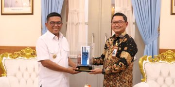 Gubernur Banten, Andra Soni (kiri), menerima cenderamata berupa miniatur infrastruktur kelistrikan dari General Manager PLN Unit Induk Distribusi Banten, Tonny Bellamy (kanan), di Gedung Negara Provinsi Banten, Kota Serang.