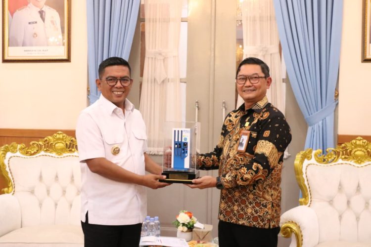 Gubernur Banten, Andra Soni (kiri), menerima cenderamata berupa miniatur infrastruktur kelistrikan dari General Manager PLN Unit Induk Distribusi Banten, Tonny Bellamy (kanan), di Gedung Negara Provinsi Banten, Kota Serang.