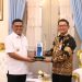 Gubernur Banten, Andra Soni (kiri), menerima cenderamata berupa miniatur infrastruktur kelistrikan dari General Manager PLN Unit Induk Distribusi Banten, Tonny Bellamy (kanan), di Gedung Negara Provinsi Banten, Kota Serang.