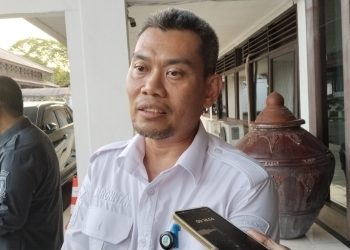 Kepala DPUPR Kabupaten Serang, Mochamad Roni Natadipradja saat di wawancarai wartawan perihal temuan BPK. di gedung Setda. Dok (Nurlan)