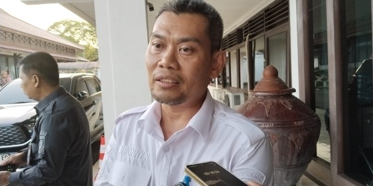 Kepala DPUPR Kabupaten Serang, Mochamad Roni Natadipradja saat di wawancarai wartawan perihal temuan BPK. di gedung Setda. Dok (Nurlan)