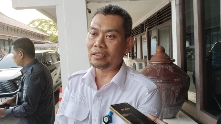 Kepala DPUPR Kabupaten Serang, Mochamad Roni Natadipradja saat di wawancarai wartawan perihal temuan BPK. di gedung Setda. Dok (Nurlan)