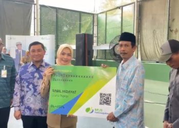 Bupati Serang Ratu Rachmatuzakiyah memberikan simbolis jaminan kesehatan kepada pekerja rentan. Dok. (Nurlan)