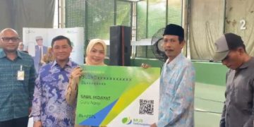 Bupati Serang Ratu Rachmatuzakiyah memberikan simbolis jaminan kesehatan kepada pekerja rentan. Dok. (Nurlan)