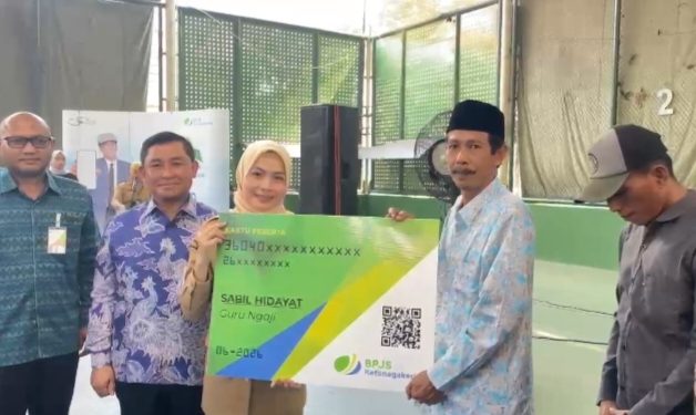 Bupati Serang Ratu Rachmatuzakiyah memberikan simbolis jaminan kesehatan kepada pekerja rentan. Dok. (Nurlan)