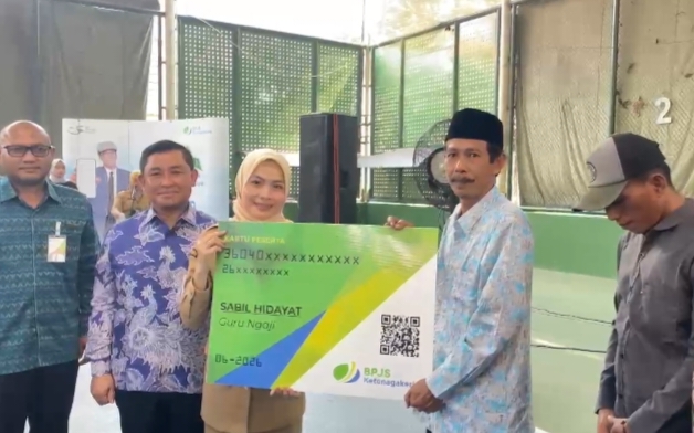 Bupati Serang Ratu Rachmatuzakiyah memberikan simbolis jaminan kesehatan kepada pekerja rentan. Dok. (Nurlan)
