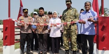 Bupati Serang Ratu Rachmatuzakiyah meresmikan jembatan armco hybrid yang dibangun kodim serang. Dok. (Nurlan)