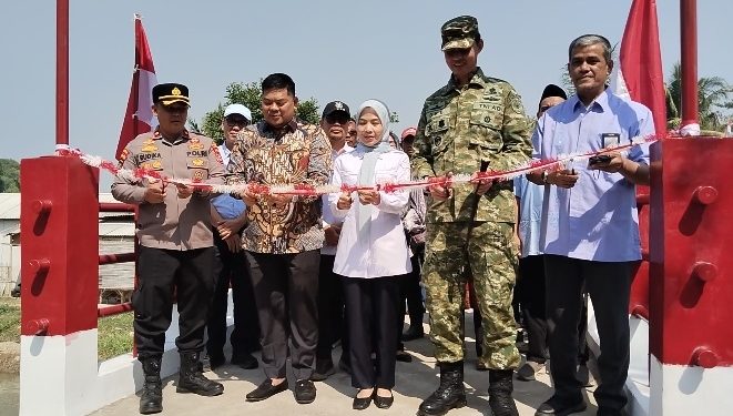 Bupati Serang Ratu Rachmatuzakiyah meresmikan jembatan armco hybrid yang dibangun kodim serang. Dok. (Nurlan)