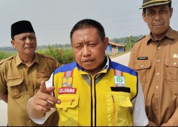 PPK Kementerian PU Hadi Kusnadi di Dampingi Kades Ata Sumarta dan Sekmat Carenang Sudrajat. Dok. (Nurlan)