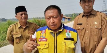 PPK Kementerian PU Hadi Kusnadi di Dampingi Kades Ata Sumarta dan Sekmat Carenang Sudrajat. Dok. (Nurlan)
