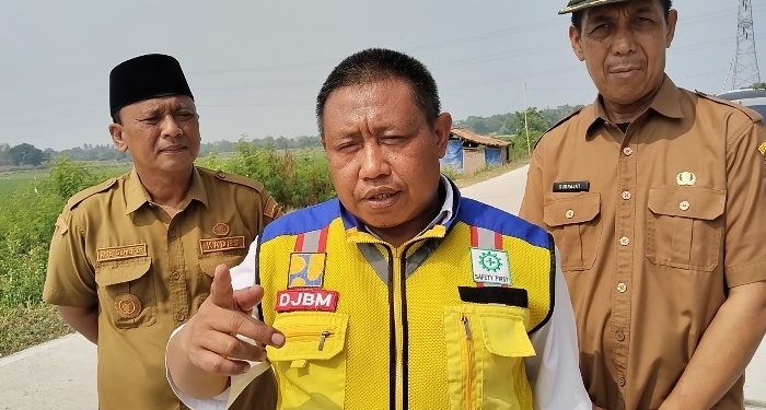 PPK Kementerian PU Hadi Kusnadi di Dampingi Kades Ata Sumarta dan Sekmat Carenang Sudrajat. Dok. (Nurlan)