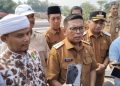 Gubernur Banten Andra Soni usai tinjau pembangunan jembatan piano di Carenang Kabupaten Serang. Dok. (Nurlan)