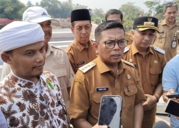 Gubernur Banten Andra Soni usai tinjau pembangunan jembatan piano di Carenang Kabupaten Serang. Dok. (Nurlan)