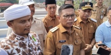 Gubernur Banten Andra Soni usai tinjau pembangunan jembatan piano di Carenang Kabupaten Serang. Dok. (Nurlan)