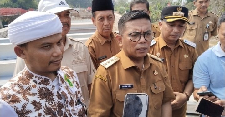 Gubernur Banten Andra Soni usai tinjau pembangunan jembatan piano di Carenang Kabupaten Serang. Dok. (Nurlan)
