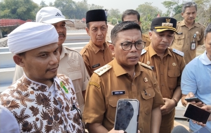 Gubernur Banten Andra Soni usai tinjau pembangunan jembatan piano di Carenang Kabupaten Serang. Dok. (Nurlan)
