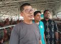 Ketua BUMDes Kiat Berbenah Ismail dan Pengurus beserta Sekdes Kragilan Elzan usai memanen telur di peternakan. Dok (Nurlan)