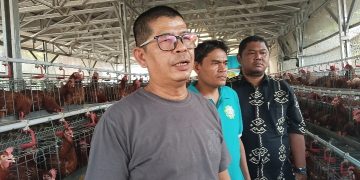 Ketua BUMDes Kiat Berbenah Ismail dan Pengurus beserta Sekdes Kragilan Elzan usai memanen telur di peternakan. Dok (Nurlan)