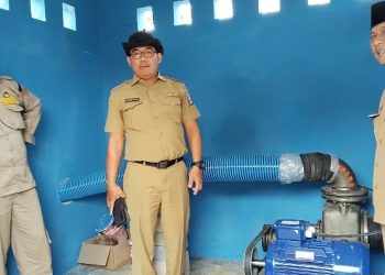 Bidang Prasarana Pertanian Syariful Hidayat didampingi Kades Teras dan Kordinator Penyuluh saat Monev pembangunan irpom. Dok. (Nurlan)
