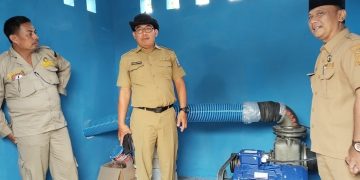 Bidang Prasarana Pertanian Syariful Hidayat didampingi Kades Teras dan Kordinator Penyuluh saat Monev pembangunan irpom. Dok. (Nurlan)