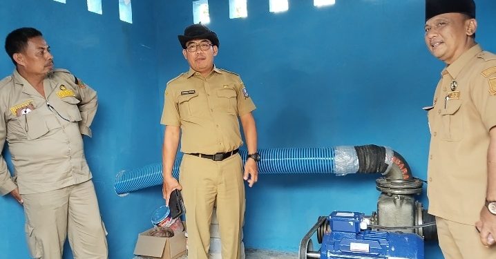 Bidang Prasarana Pertanian Syariful Hidayat didampingi Kades Teras dan Kordinator Penyuluh saat Monev pembangunan irpom. Dok. (Nurlan)