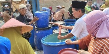 BPBD Kabupaten Serang Salurkan Air Bersih Kepada Warga yang terdampak kekeringan. Dok. (Nurlan)
