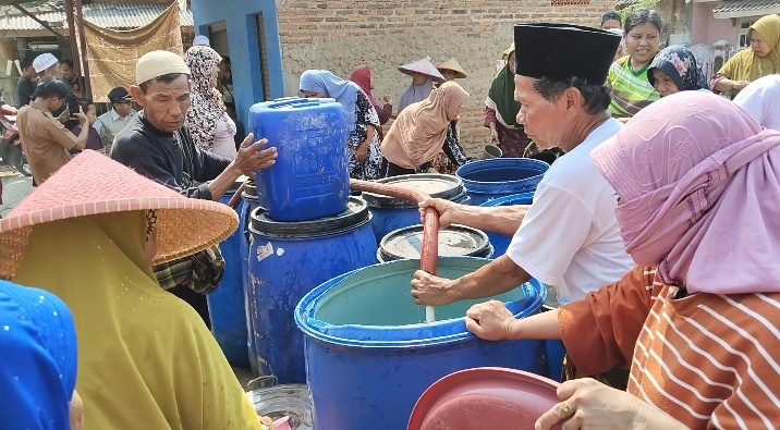 BPBD Kabupaten Serang Salurkan Air Bersih Kepada Warga yang terdampak kekeringan. Dok. (Nurlan)