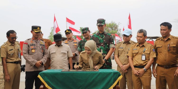 Bupati Serang Ratu Rachmatuzakiyah meresmikan jembatan perintis di Kampung Kemuning, Desa Cijeruk, Kecamatan Kibin. Dok (Ist)