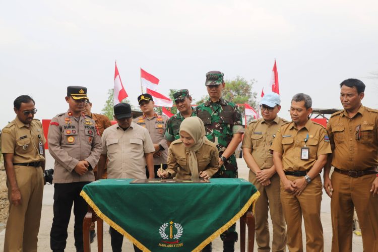 Bupati Serang Ratu Rachmatuzakiyah meresmikan jembatan perintis di Kampung Kemuning, Desa Cijeruk, Kecamatan Kibin. Dok (Ist)