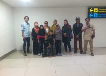 P2BMI bersama pihak keluarga PMI bernama Ulfa menjemput kepulangan di Bandara Soetta. Dok. (Ist)