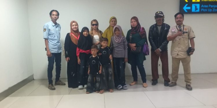 P2BMI bersama pihak keluarga PMI bernama Ulfa menjemput kepulangan di Bandara Soetta. Dok. (Ist)