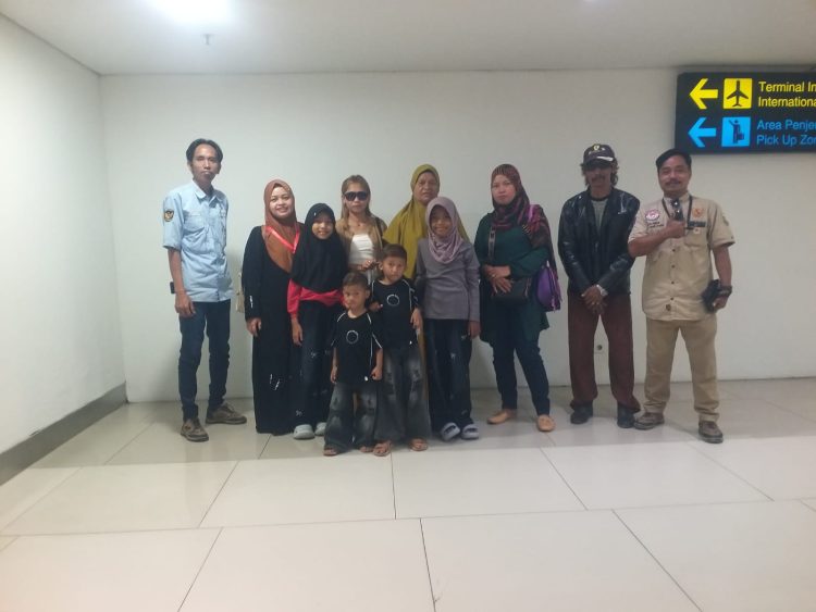 P2BMI bersama pihak keluarga PMI bernama Ulfa menjemput kepulangan di Bandara Soetta. Dok. (Ist)