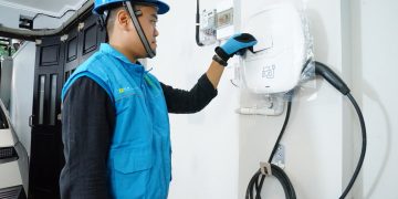 Ilustrasi petugas PLN saat melakukan pemasangan charger di rumah pelanggan. Dok. (Ist)