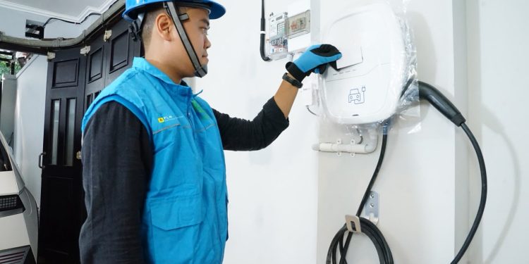Ilustrasi petugas PLN saat melakukan pemasangan charger di rumah pelanggan. Dok. (Ist)