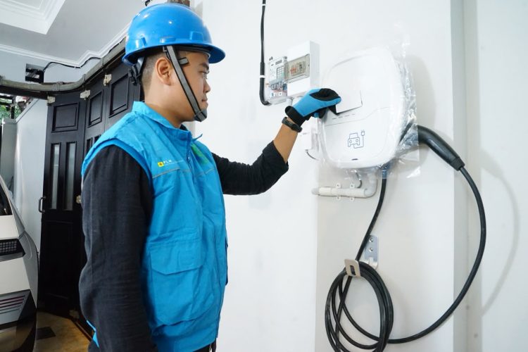 Ilustrasi petugas PLN saat melakukan pemasangan charger di rumah pelanggan. Dok. (Ist)