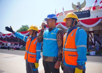 Petugas PLN melakukan pengecekan langsung sekaligus berkoordinasi melalui radio komunikasi di area Gedung Negara Grahadi, Surabaya. Dok (ist)