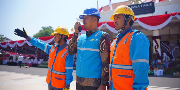 Petugas PLN melakukan pengecekan langsung sekaligus berkoordinasi melalui radio komunikasi di area Gedung Negara Grahadi, Surabaya. Dok (ist)